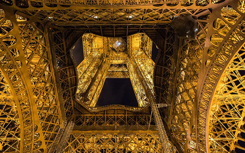 Eyfel Kulesinin içi