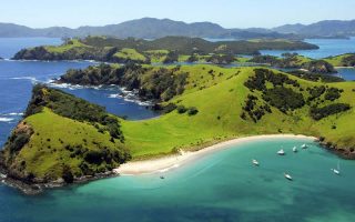 Yeni-Zelanda-Gorulecek-Yerler-Adalar-Koyu