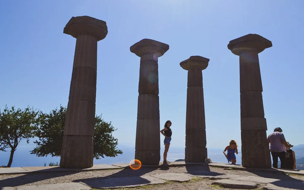 Assos