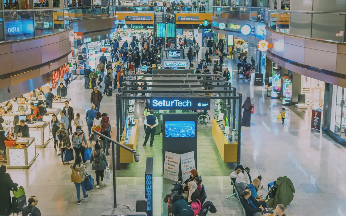 İstanbul Havalimanı içinde valizleriyle bekleyen yolcular