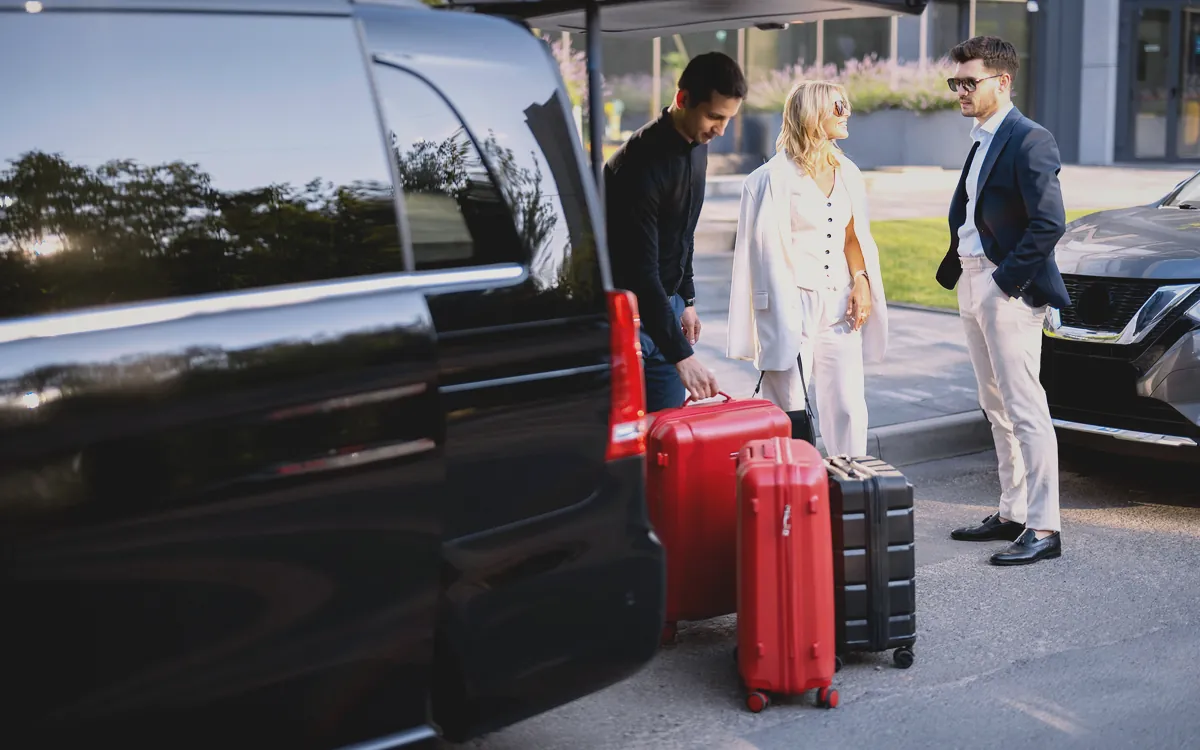 Minivan yanında bagajlı yolcular ve şoför bekleme anı